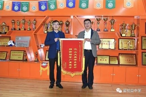 情系社會(huì) 捐資助學(xué) {xunruicms_img_title}