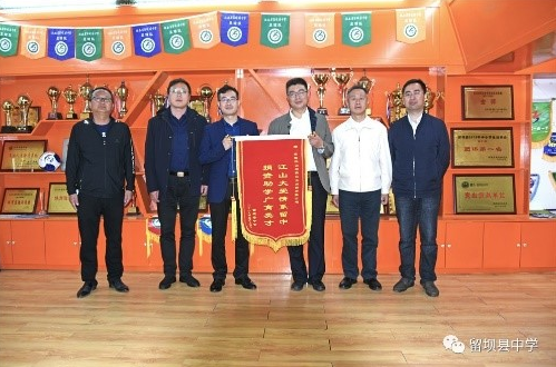 情系社會(huì) 捐資助學(xué) {xunruicms_img_title}