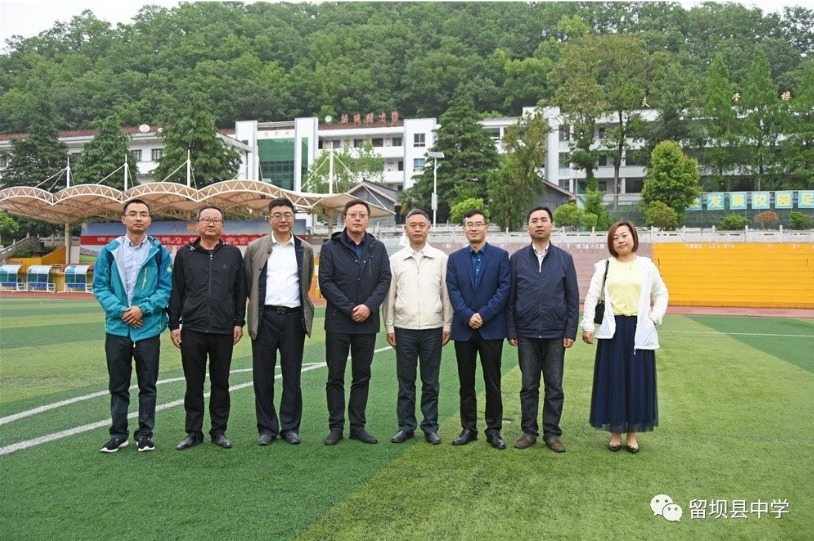 情系社會(huì) 捐資助學(xué) {xunruicms_img_title}