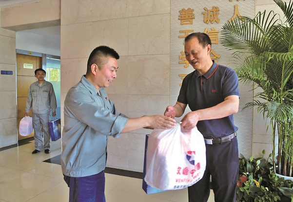 高溫慰問送清涼 情系一線共堅守 {xunruicms_img_title}